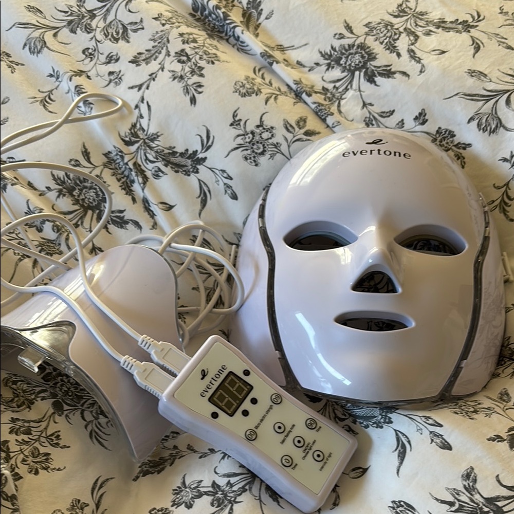 Evertone LED Face Mask with Remote